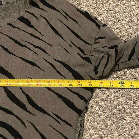 Rails Marlo Olive Flocked Tiger Print Sweatshirt Top Women’s S Textured Boho - Picture 5 of 16